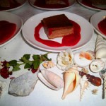 Hochzeitscatering-Dessertbuffet: hausgemachter Amarettoflan mit Erdbeerpurée