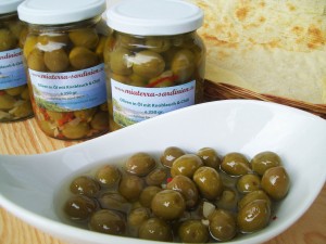Oliven aus Sardinien - eingelegt mit Knoblauch und Chili