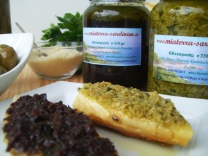 Spezialitäten Aus Sardinien: Pesto mit Olivenöl