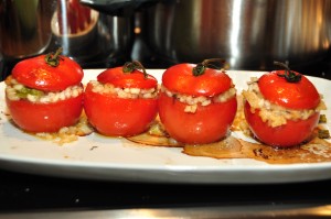 Gefüllte, überbackene Tomaten mit Spargel und Scampi