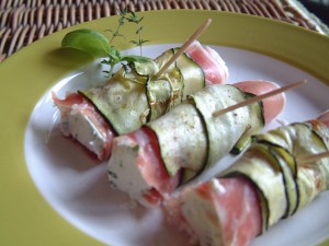 mediterrane gefüllte Zucchini-Röllchen